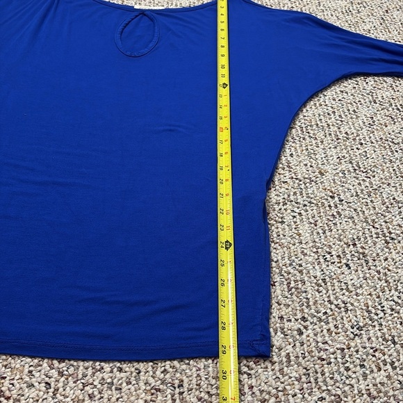 Arden B Blue Cold Shoulder Keyhole Long Top. Small - Picture 8 of 9